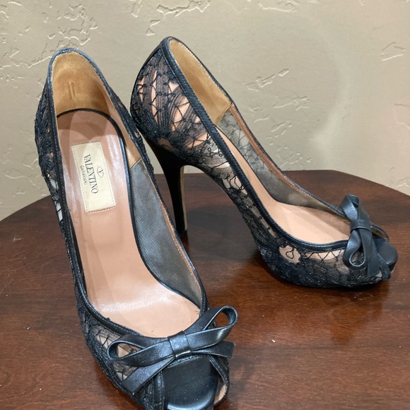 Valentino Garavani Peep Toe Lace Pumps with Bow - Picture 5 of 16